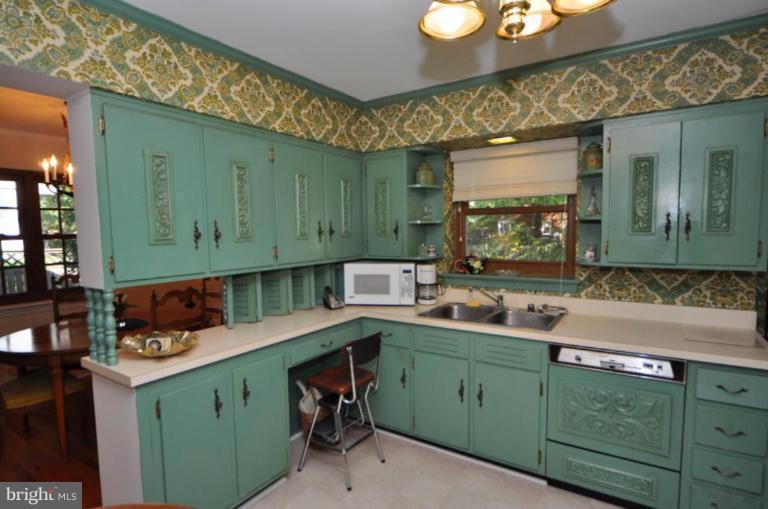 5913 Grayson Street Springfield, VA 22150 - Photo 3 of 23 Kitchen #2