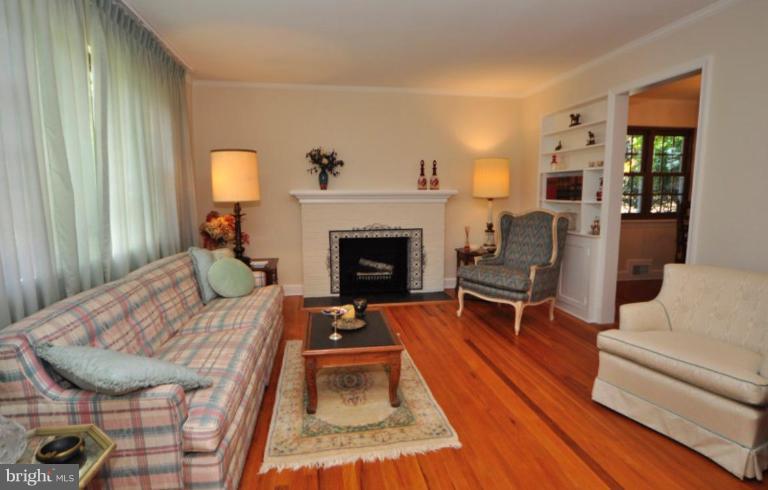 5913 Grayson Street Springfield, VA 22150 - Photo 6 of 23 Living Room