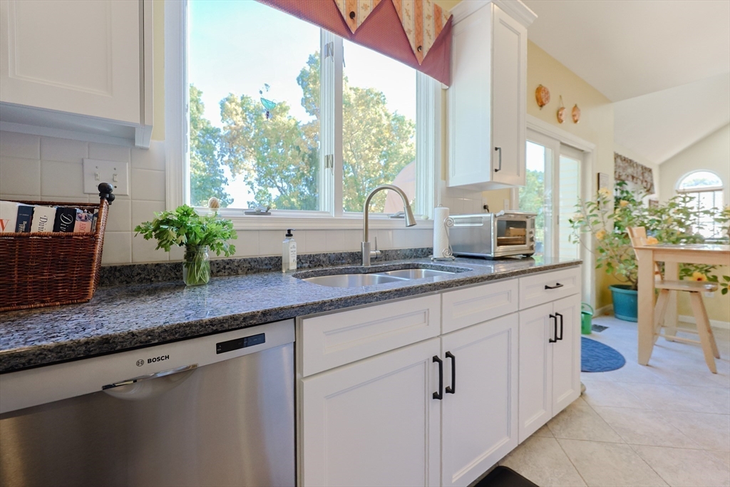 256 Robert Road Marlborough, MA 01752 - Photo 3 of 42 Gallery Image 3
