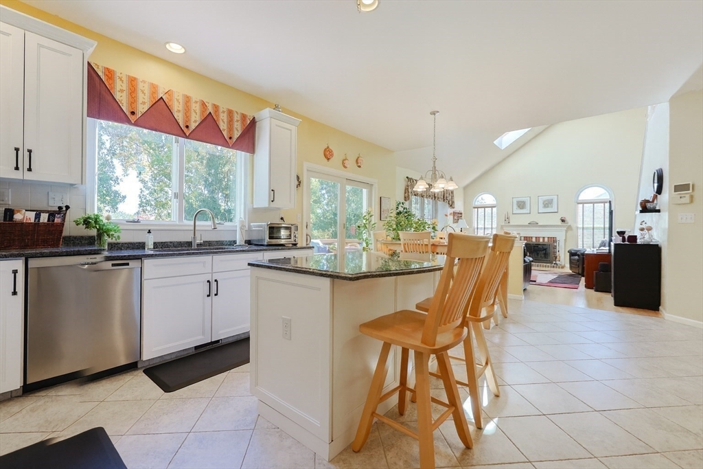 256 Robert Road Marlborough, MA 01752 - Photo 4 of 42 Gallery Image 4