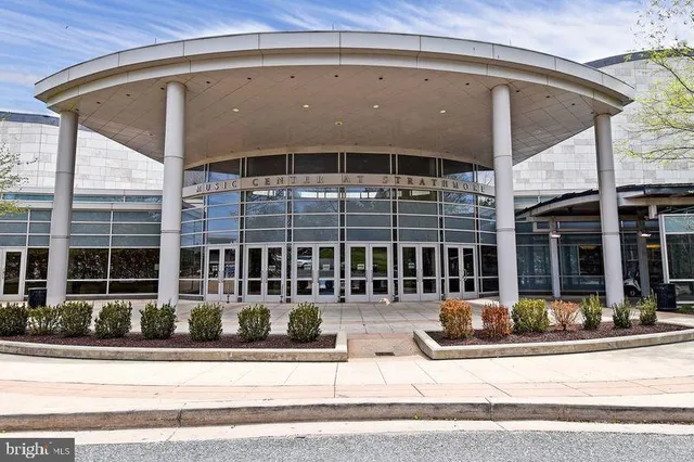 $1,750 | 10637 Montrose Avenue, Unit 204, Bethesda, MD 20814