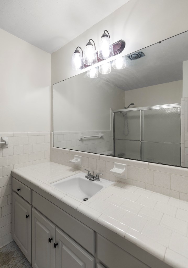 1610 Randall Road Dothan, AL 36303 - Photo 15 of 29 Guest Bath