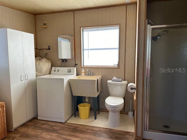 9486 Gray Fox Drive Weeki Wachee, FL 34613 - Photo 20 of 43 a bathroom with a sink toilet and shower