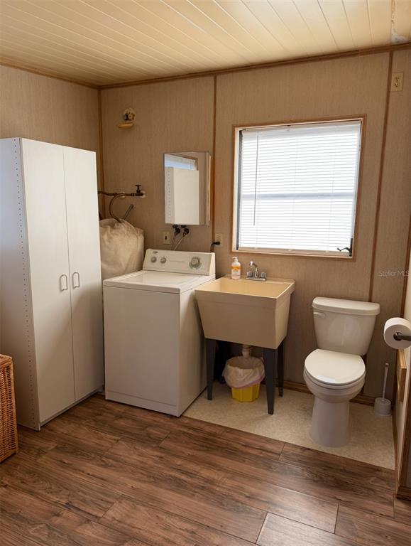 9486 Gray Fox Drive Weeki Wachee, FL 34613 - Photo 21 of 43 a bathroom with a sink toilet a mirror and bathtub
