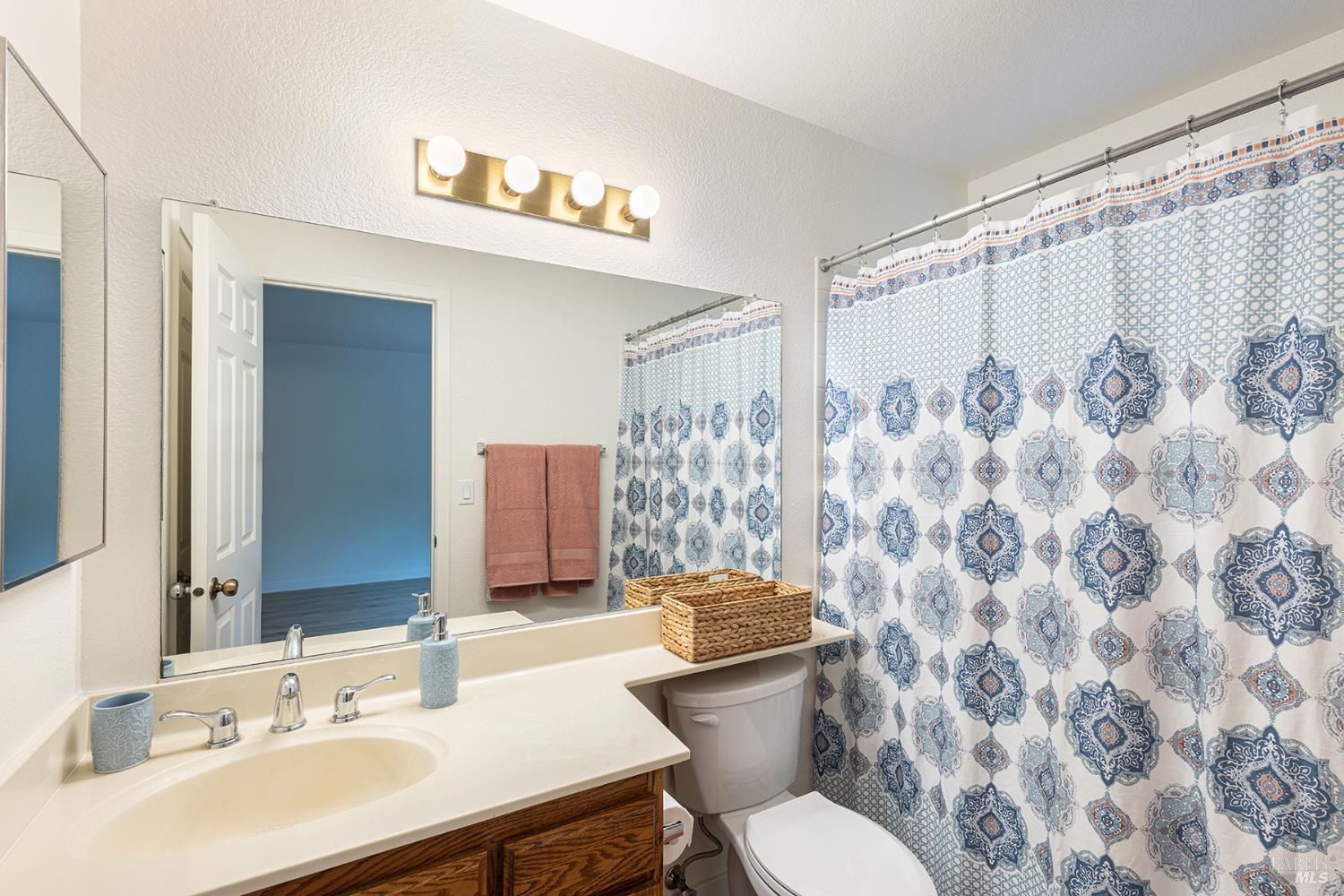 843 Falcon Way Healdsburg, CA 95448 - Photo 14 of 29 Primary full Bathroom