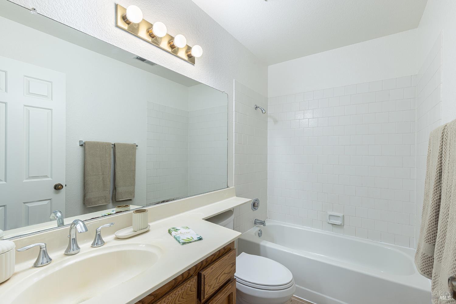 843 Falcon Way Healdsburg, CA 95448 - Photo 16 of 29 Guest/Hall bathroom