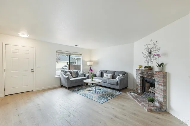 $665,000 | 843 Falcon Way, Healdsburg, CA 95448