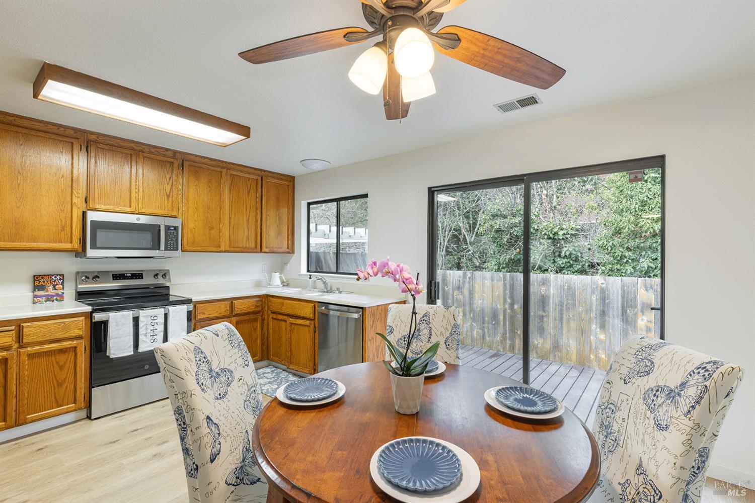 843 Falcon Way Healdsburg, CA 95448 - Photo 7 of 29 Sliding glass door leads to Trex deck.