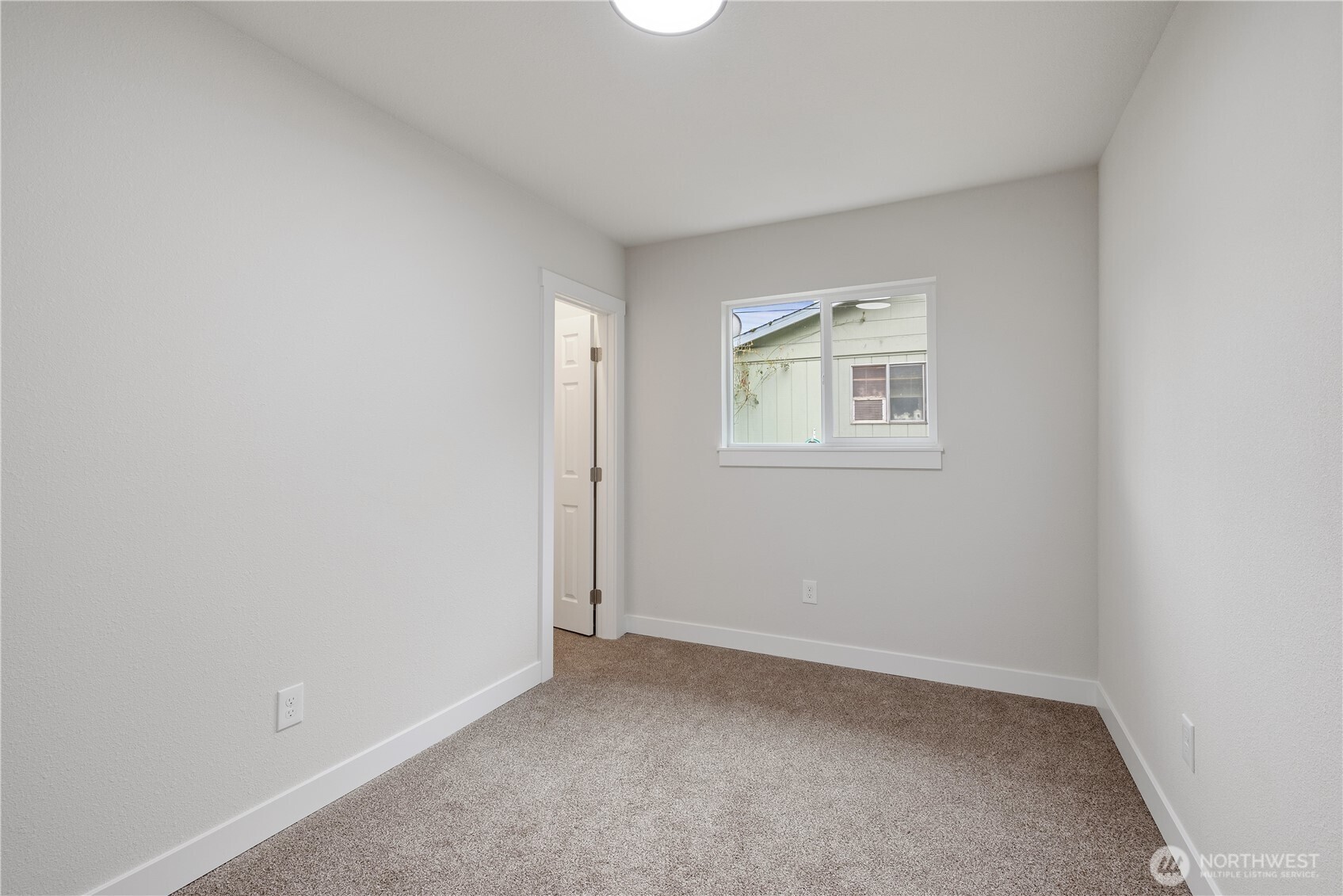 288 21st Avenue Longview, WA 98632 - Photo 13 of 22 an empty room with a window