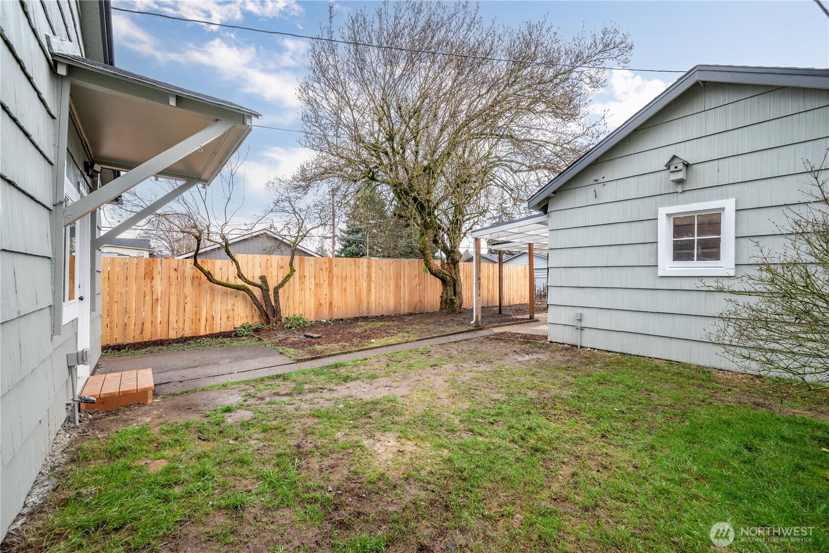 288 21st Avenue Longview, WA 98632 - Photo 17 of 22 front view of a house with a yard