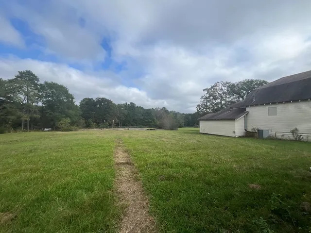 a view of a backyard