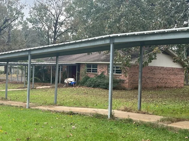 a view of a house with backyard and porch