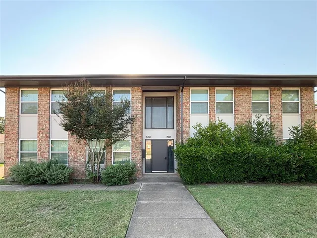 $1,632 | 208 Wilshire Drive, Unit B, Euless, TX 76040