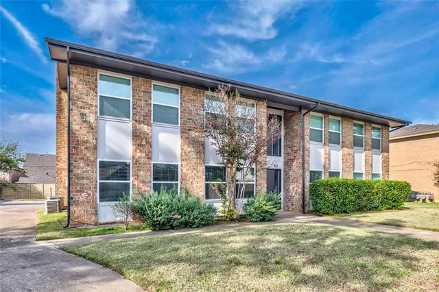 $1,575 | 208 Wilshire Drive, Unit B, Euless, TX 76040