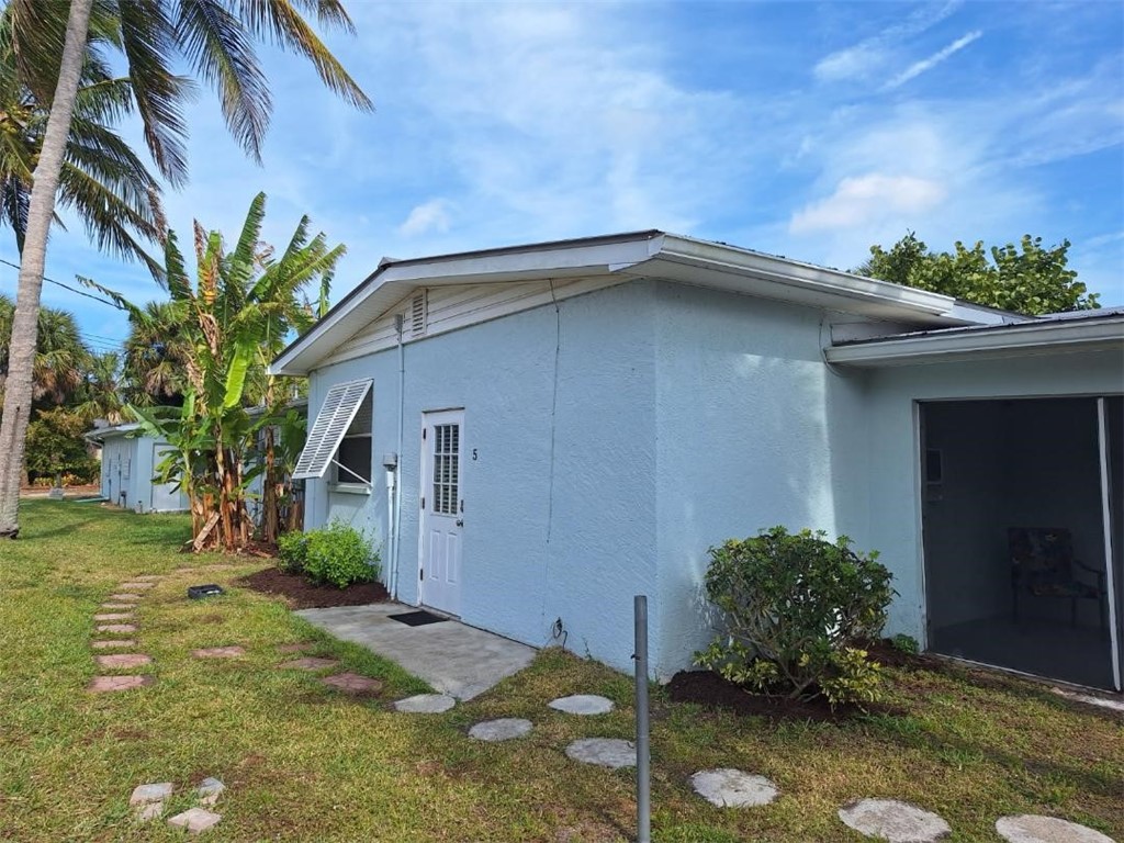 9150 44th Avenue, Unit 15 Sebastian, FL 32958 - Photo 2 of 21 a backyard of a house