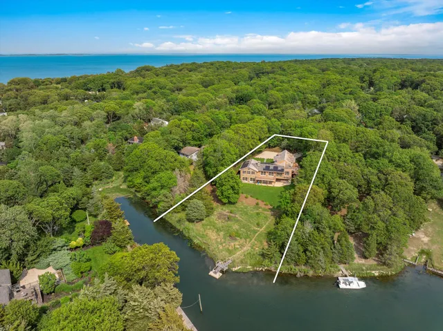 a view of a tennis court