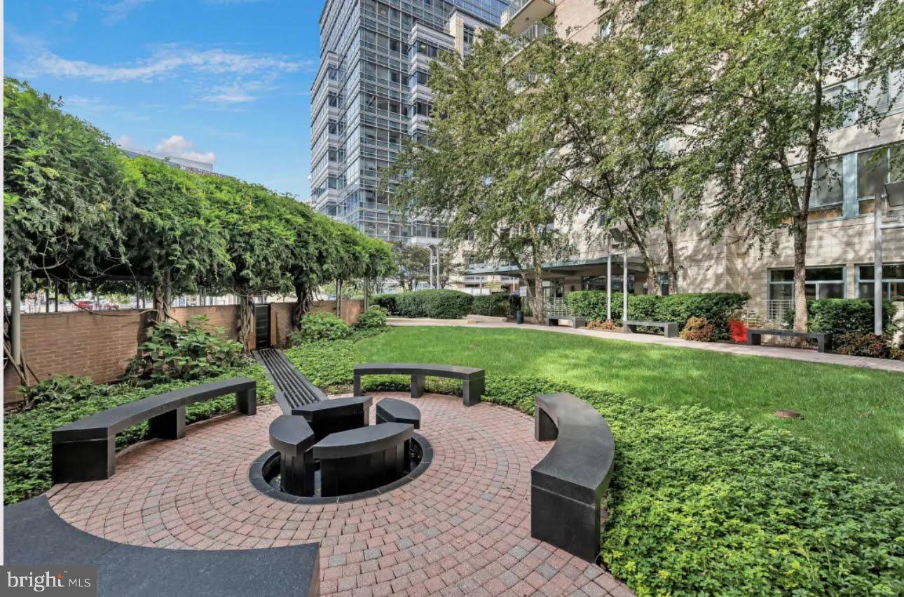 851 North Glebe Road, Unit 1516 Arlington, VA 22203 - Photo 4 of 52 Front Courtyard