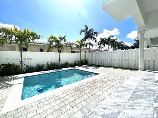 a view of a backyard