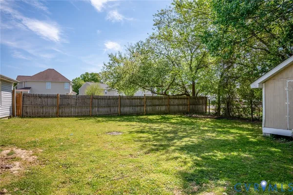 a view of a backyard