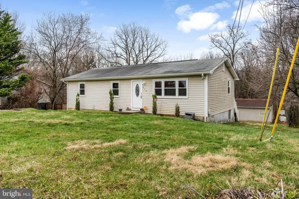 a view of a house with backyard
