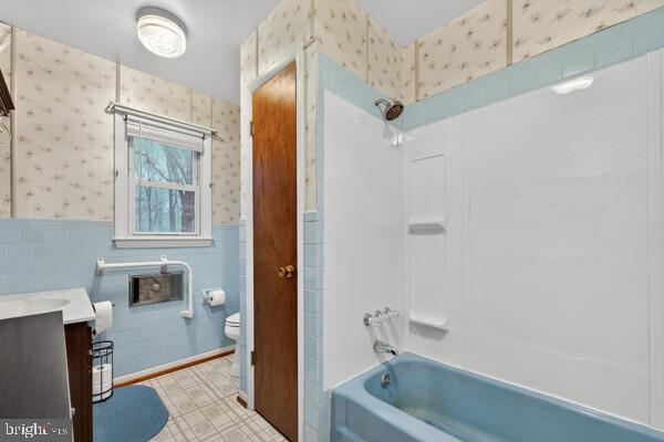 2130 Leon Road Culpeper, VA 22701 - Photo 25 of 47 a bathroom with a tub a sink and mirrors