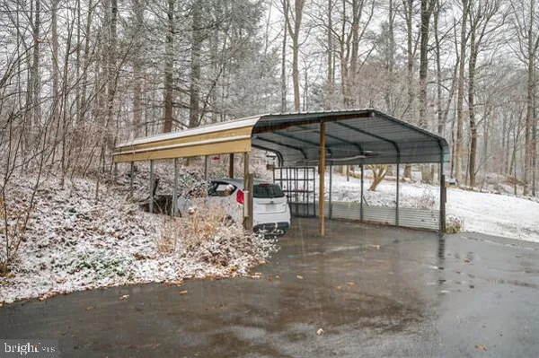 a view of a house with backyard