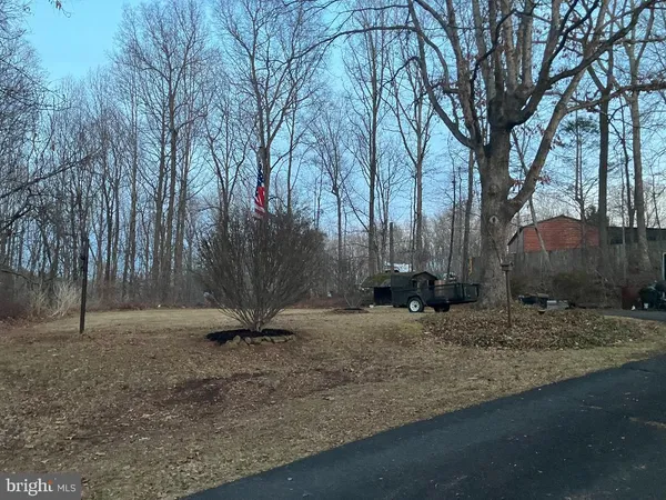 a view of a outdoor space with a backyard
