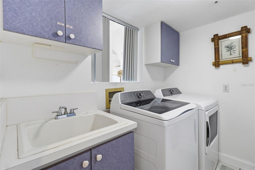 7324 Islander Lane Hudson, FL 34667 - Photo 28 of 35 a bathroom with a sink and a washing machine