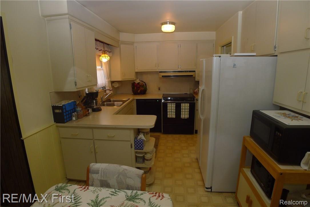19411 Stephens Road Eastpointe, MI 48021 - Photo 10 of 48 Kitchen