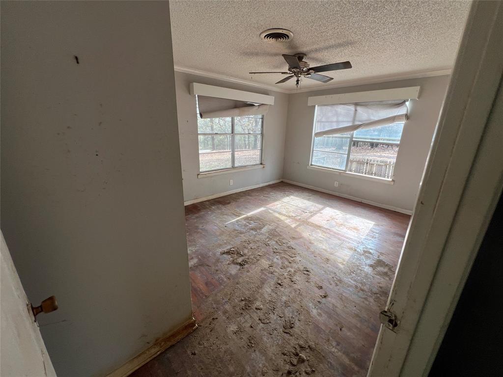 492 Richerson Road Denison, TX 75021 - Photo 7 of 29 an empty room with windows and closet