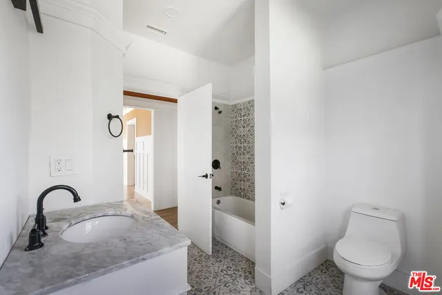 $1,550,000 | 2074 West 29th Street, Los Angeles, CA 90018