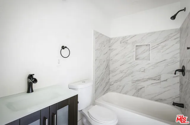 $1,550,000 | 2074 West 29th Street, Los Angeles, CA 90018