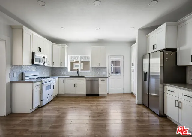 $1,550,000 | 2074 West 29th Street, Los Angeles, CA 90018