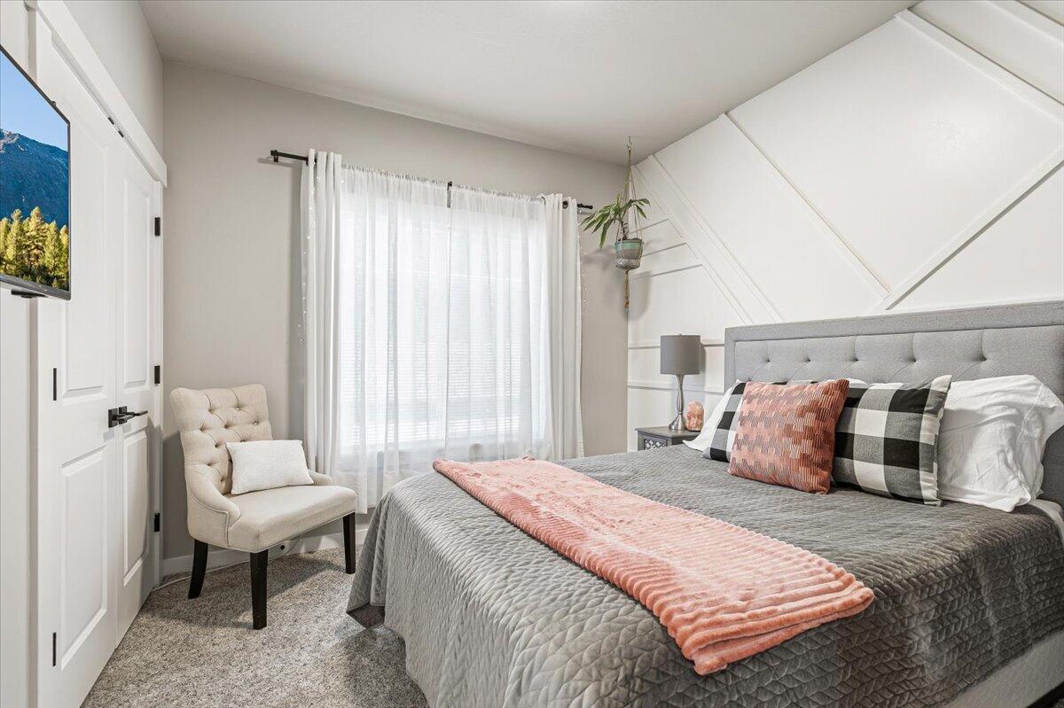 248 Christopher Way Talent, OR 97540 - Photo 23 of 33 a bedroom with a bed and a couch