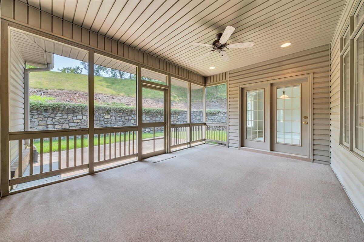 2512 Oak Ridge Lane Salem, VA 24153 - Photo 38 of 49 40-MIB03131