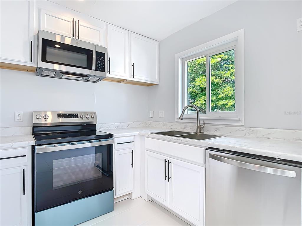 3095 Pinetree Street Port Charlotte, FL 33952 - Photo 6 of 44