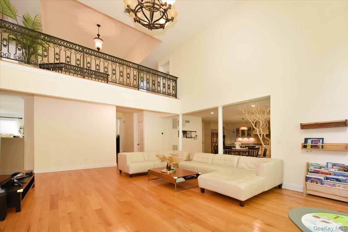 245 Harbor Hill Road Roslyn, NY 11576 - Photo 16 of 33