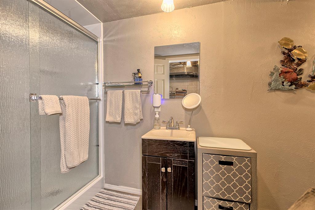 108 Sharp Road White Oak, PA 15131 - Photo 20 of 29 Full bathroom