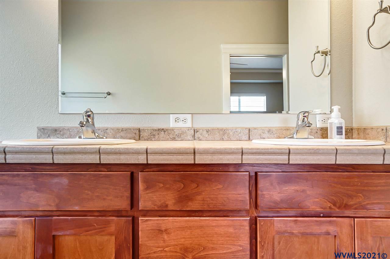 294 Northwest Reed Lane Dallas, OR 97338 - Photo 32 of 39 Gallery Image 32