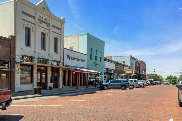 $295,000 | 421 North Main Street, Farmersville, TX 75442