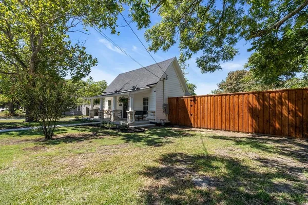 $295,000 | 421 North Main Street, Farmersville, TX 75442