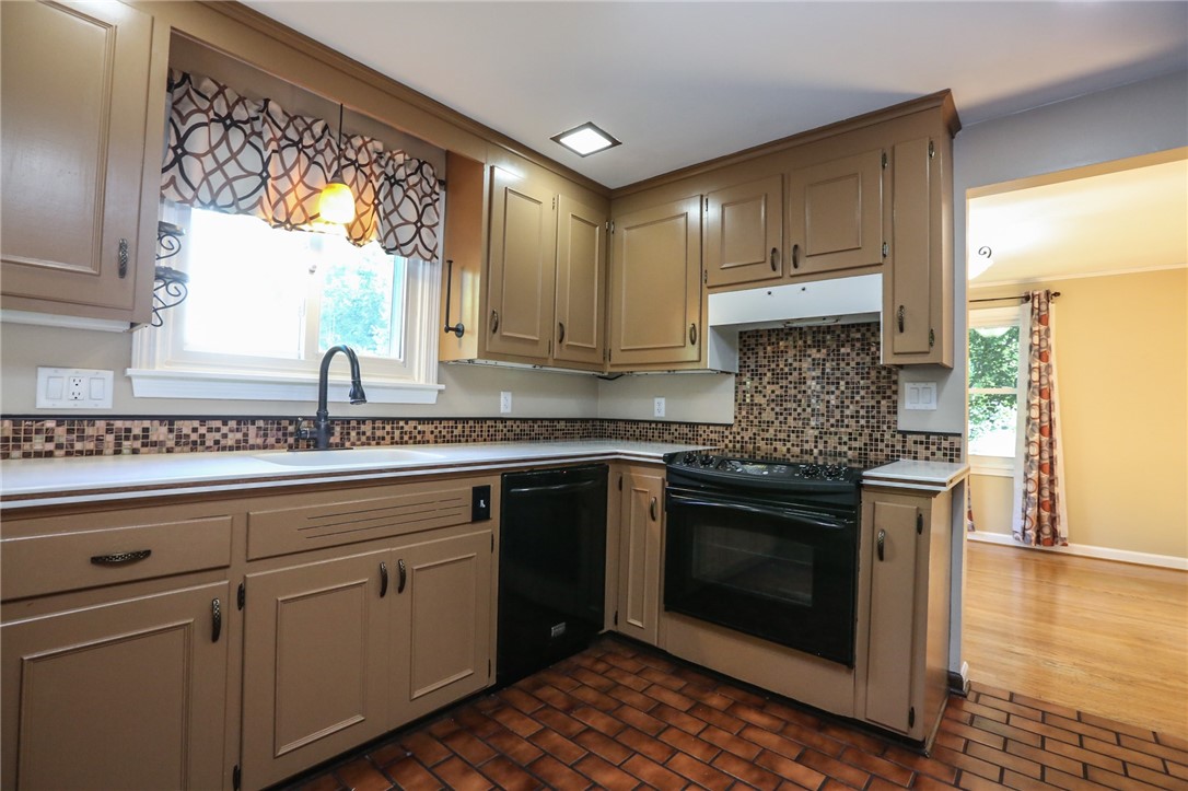 217 Judson Street Webster, NY 14580 - Photo 5 of 46