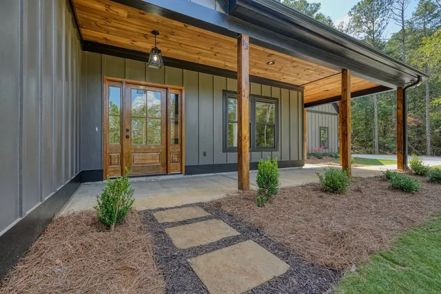 a view of a house with backyard and porch