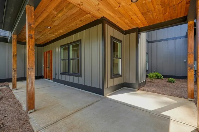 a view of a house with backyard
