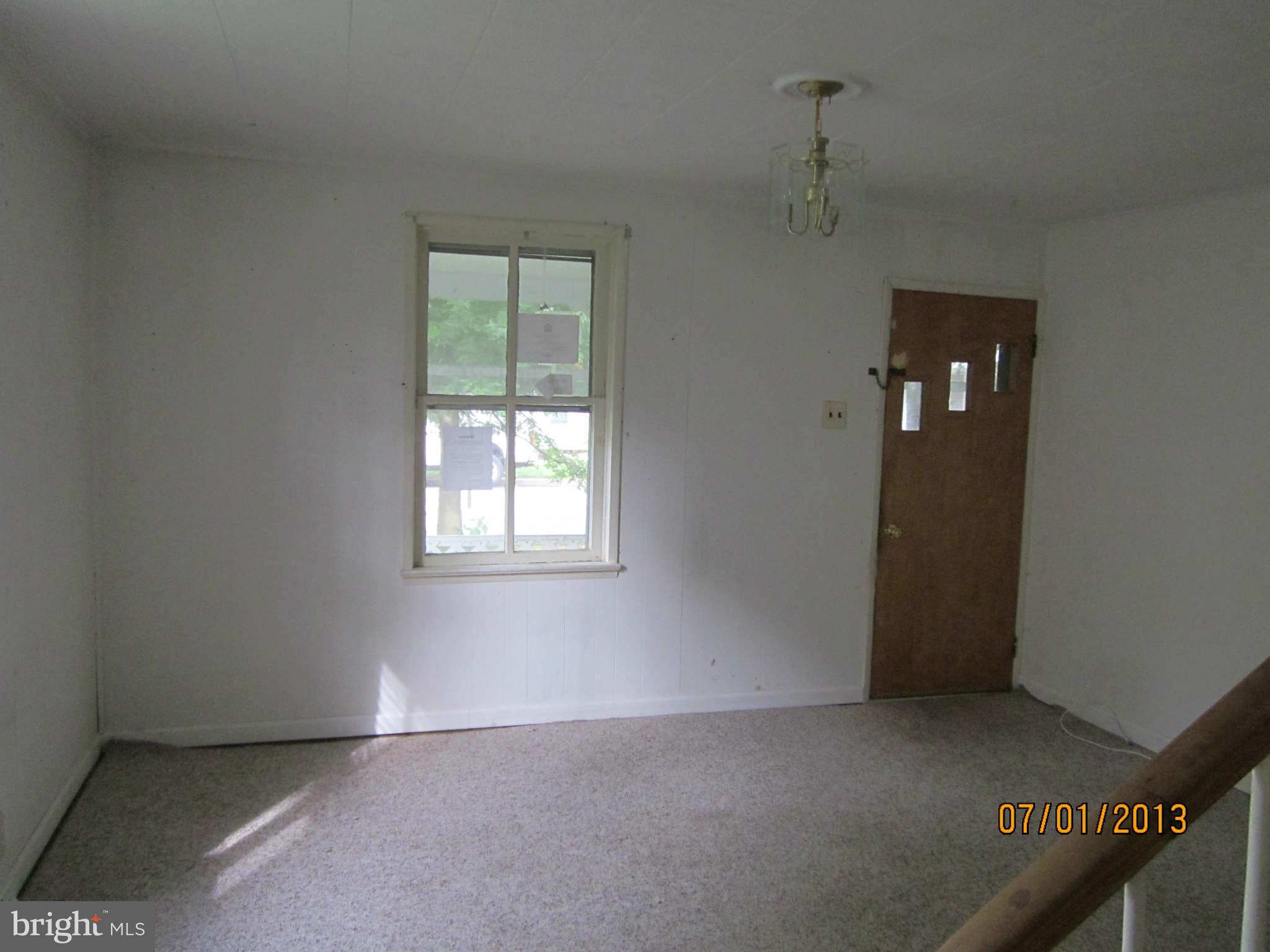 307 Maryland Avenue Ridgely, MD 21660 - Photo 4 of 6 Living Room