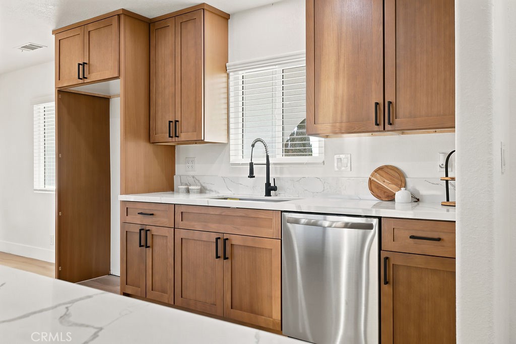 13229 Algonquin Road Apple Valley, CA 92308 - Photo 4 of 35