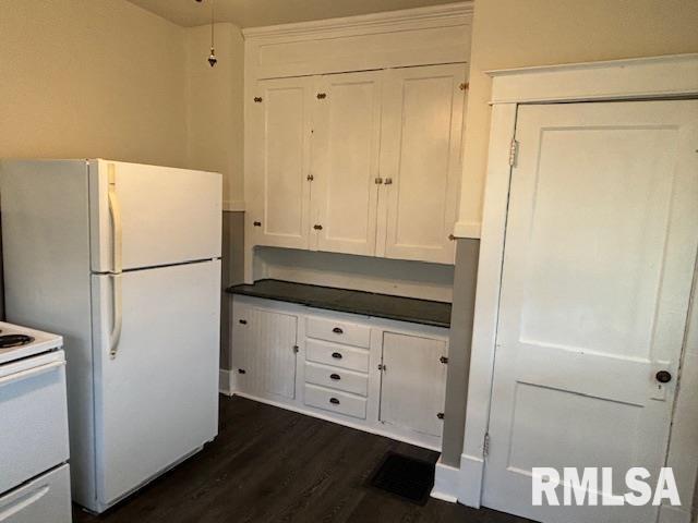 712 Roosevelt Avenue Kewanee, IL 61443 - Photo 13 of 21 a white refrigerator freezer sitting in a kitchen