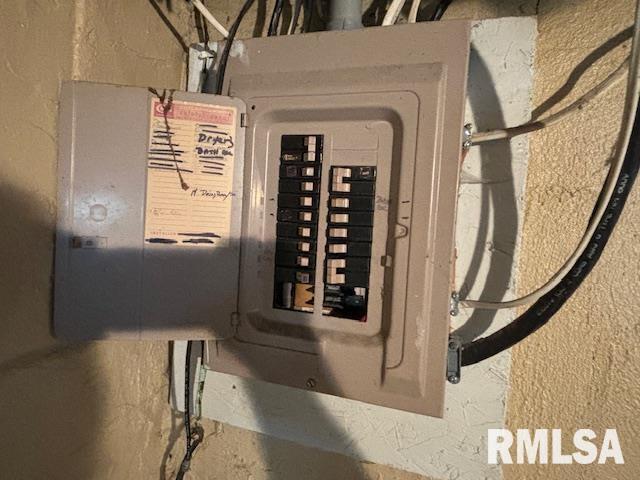 712 Roosevelt Avenue Kewanee, IL 61443 - Photo 20 of 21 a view of an entryway with wooden floor