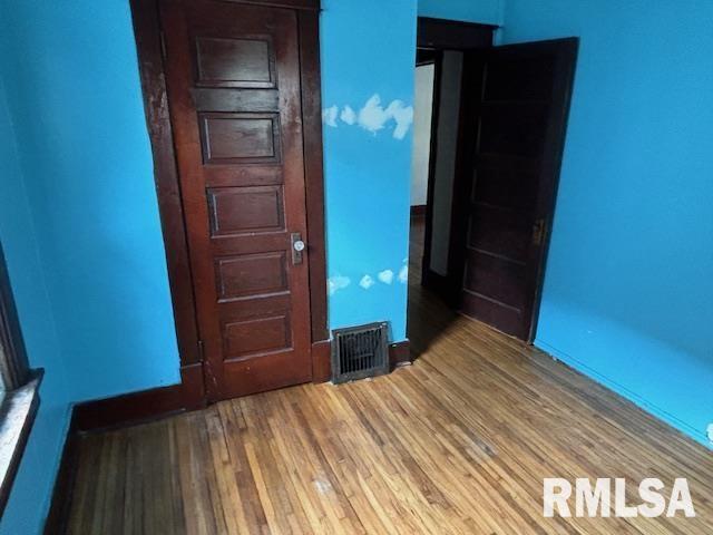 712 Roosevelt Avenue Kewanee, IL 61443 - Photo 8 of 21 a bedroom with a bed and a mirror