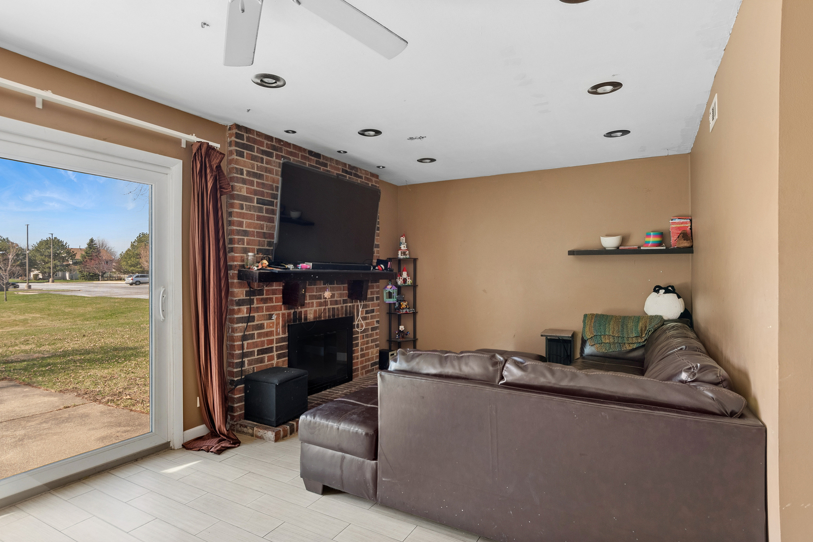 313 Thistle Drive Bolingbrook, IL 60490 - Photo 16 of 23 a living room with furniture
